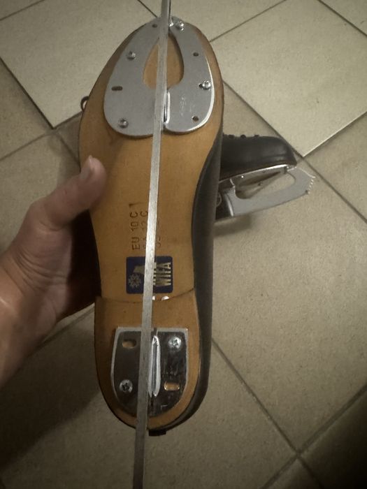 Продам фигурные коньки черного цвета
