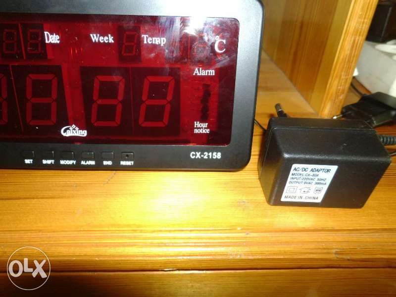 LED електронен часовник с големи цифри. Показва час, дата и температу