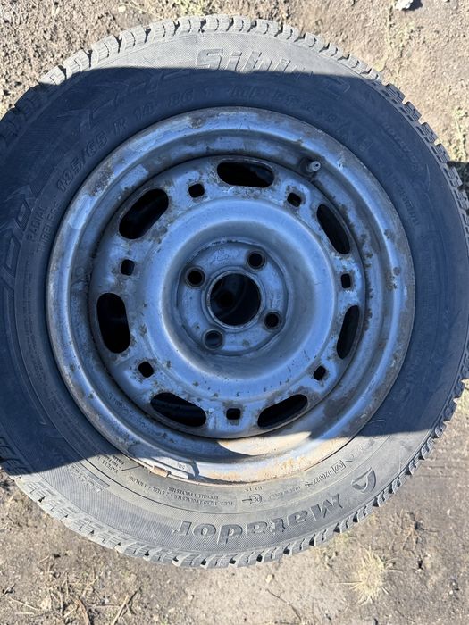 Продам шины с дисками 185/65R14
