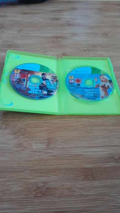 Vând xbox 360 cu jocuri