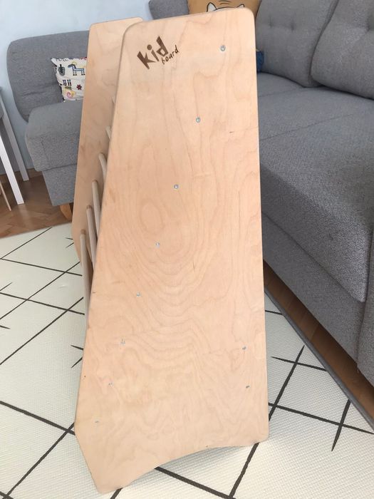 Етажерка за детски книги.