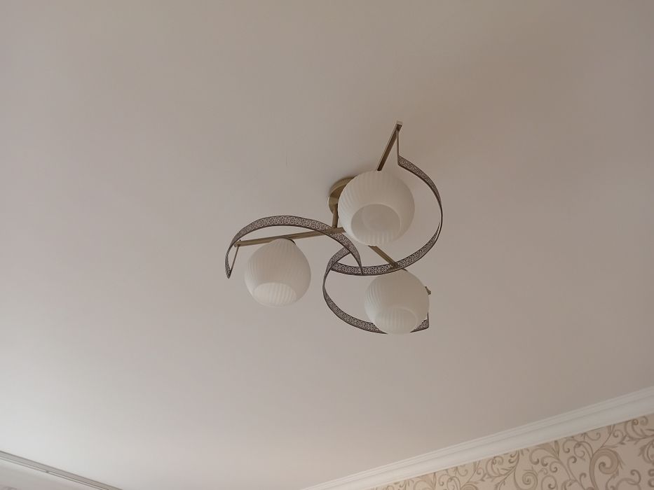 Продам б/у люстры