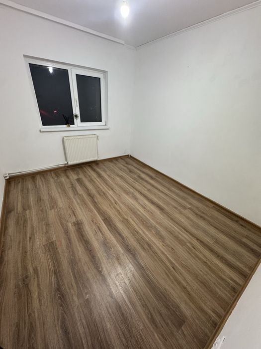 Inchiriez apartament nemobilat 4 camere parter Obcini