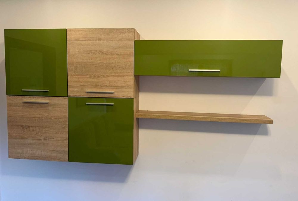 Dulap Suspendat cu usa si rafturi; Corp solid de perete