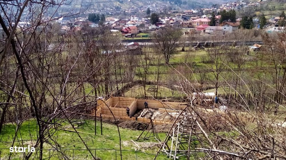 Teren in sat, cu fundatie casa P+1, vedere larga, langa rau