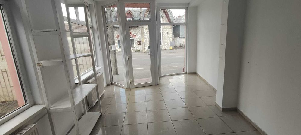 Spatiu comercial de inchiriat/zone centrala intre doua scoli si o banca/18mp
