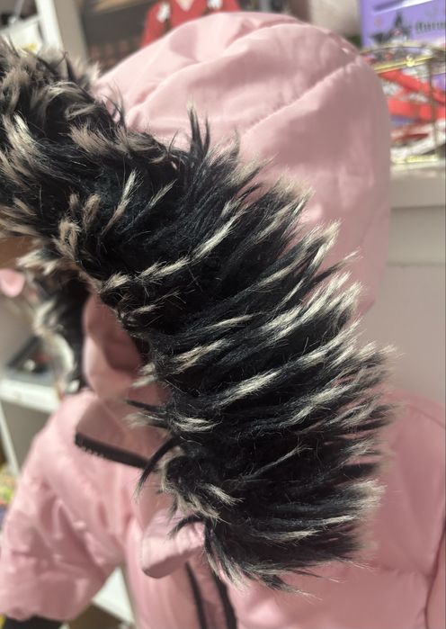 Продам зимнюю куртку для девочки