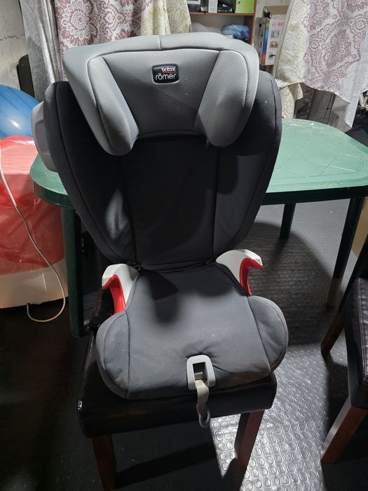Продавам детско столче за кола Britax Römer