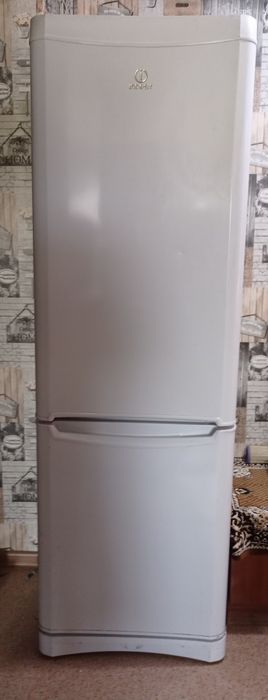 г.Семей.  Холодильник INDESIT, нерабочий включается и выключается.