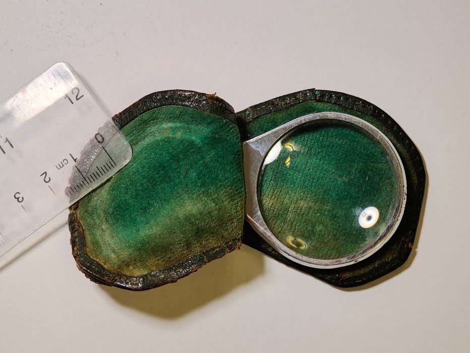 Lupă veche de buzunar din metal și piele