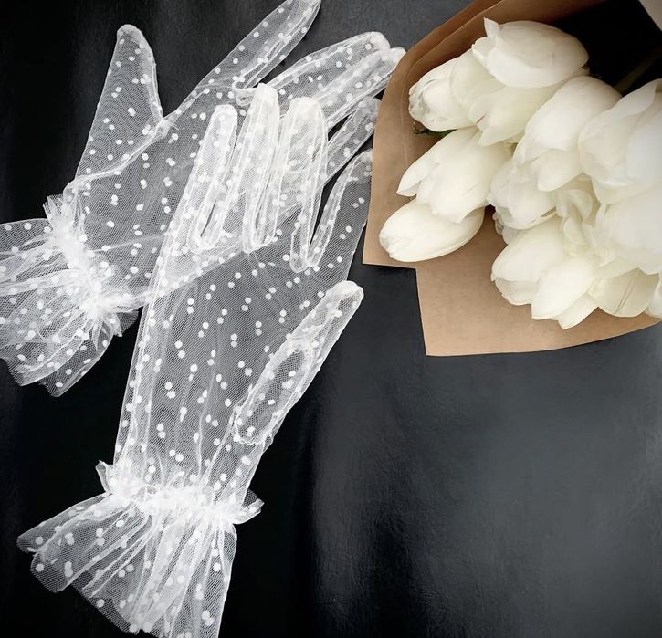 Комплект белая карнавальная маска и перчатки