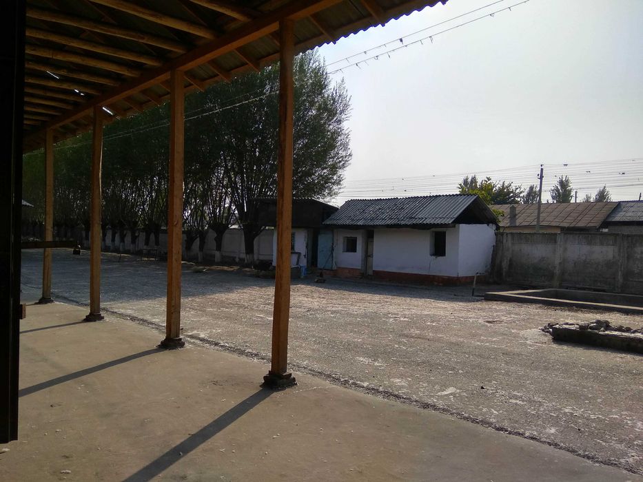 Нотурар бино сотилади! Ёнида темир йўл (ветка) мавжуд.