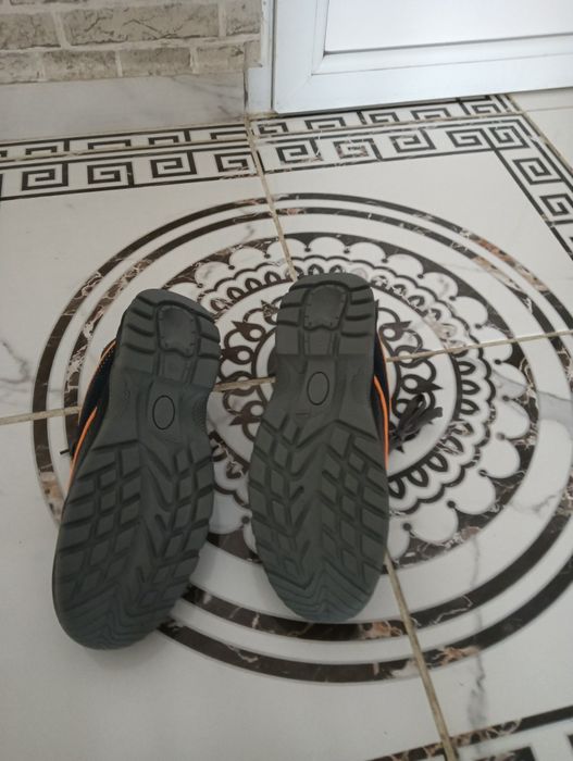 De vînzare bocanci cu vârf metalicas . Noi