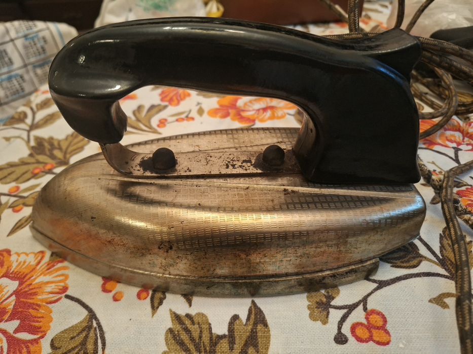 Fier de călcat vechi electric