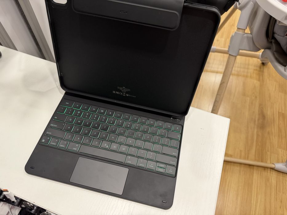 Esr rebound magnetic keyboard ipad 13 pro