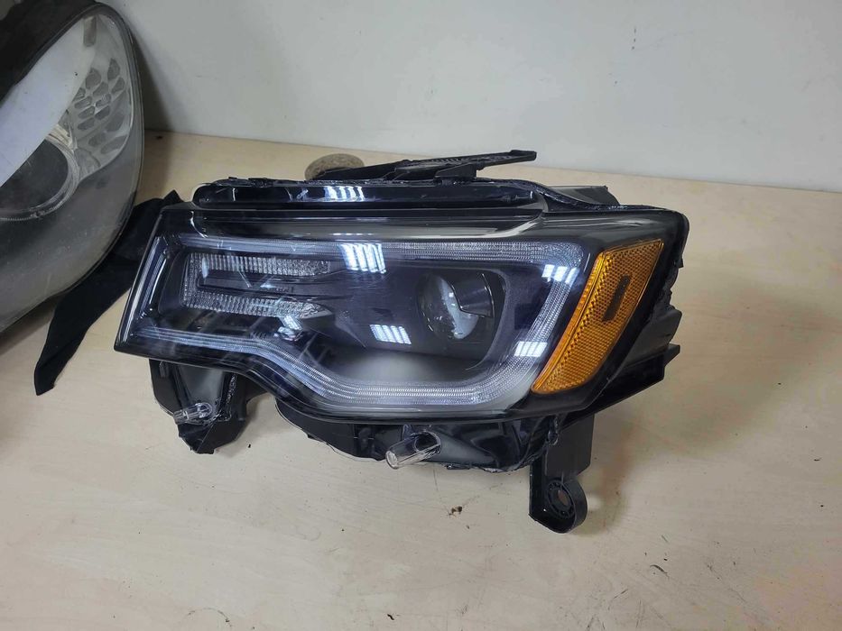 Ляв фар за Cherokee Wk2 USA lqv far чероки ксенон