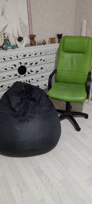 Продам 2 кресла,офисное и мешок