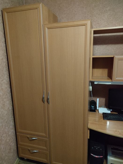 Шкаф с компьютерным столом и полками