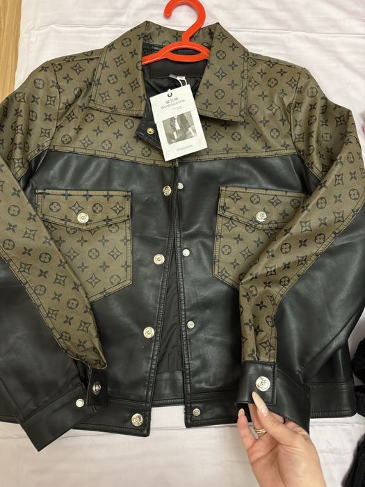 Брутальная кож куртка с брендовым инициалом. Качество топ.