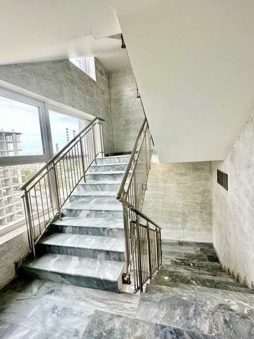 Тристаен апартамент с Акт 16 и подземно паркомясто до метро в Capitol Residence