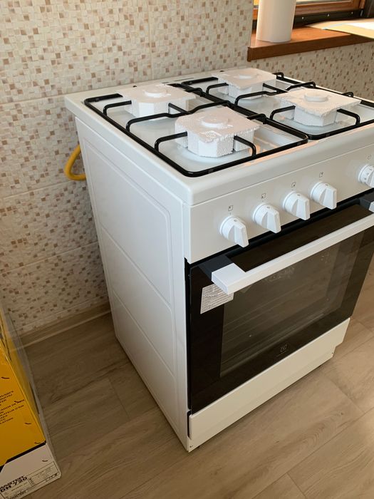 Aragaz Electrolux, 4 arzătoare și cuptor pe gaz, nou nefolosit.