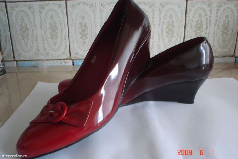 Pantofi de dama de lac sau piele