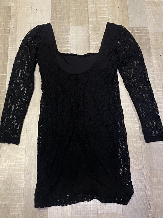 Черна вечерна рокля с дълбоко деколте