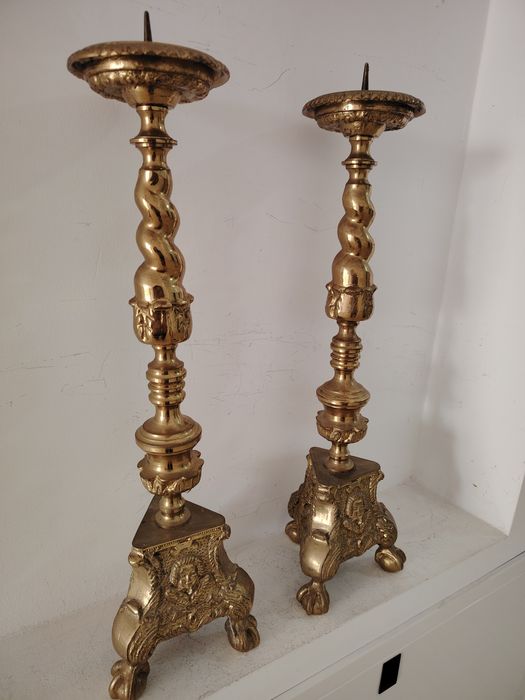 Superb set de 2 sfeșnice de podea din bronz masiv in stilul Baroc ,piese cu o lucrătură de o foarte mare finețe,stare excelenta, dimensiuni h 55 cm