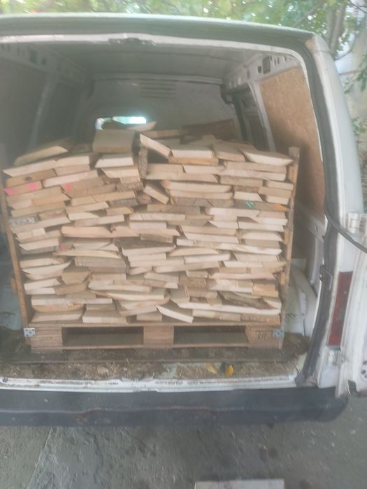 Vând lemne de foc deșeuri esență tare lemn uscat la palet.
