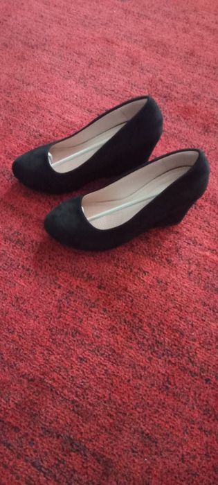 Vând papuci cu platforma