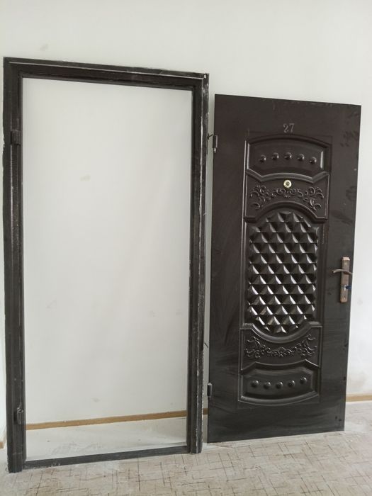 Железный двер хорошом состояние