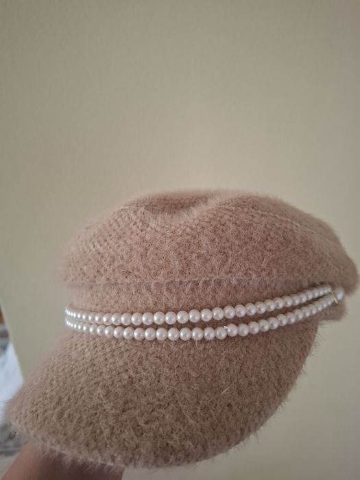 Каскет с перли в бежово