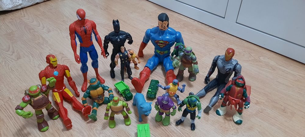 Игрушки фигурки, черепашки и другие