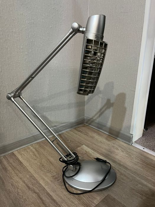 Продам настольный светильник.