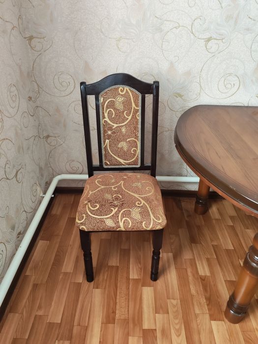 Продаётся стол со стульями