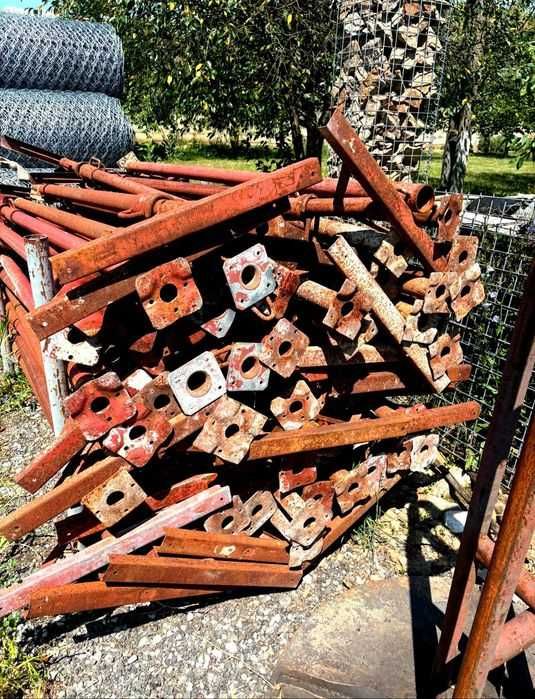 Schela completă de vânzare, popi 10 euro buc., Hasuri 25 euro i și podine metalice 25 euro buc., cu tot cu diagonale