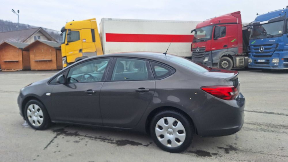 Opel Astra J Notchback (2014) – 1.6 Benzină