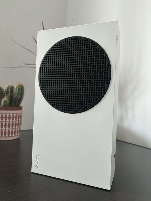 Xbox Series S + 2 controllere + statie de incarcare