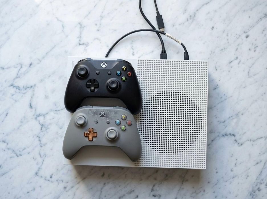 Xbox One S 1TB 2 Controllere