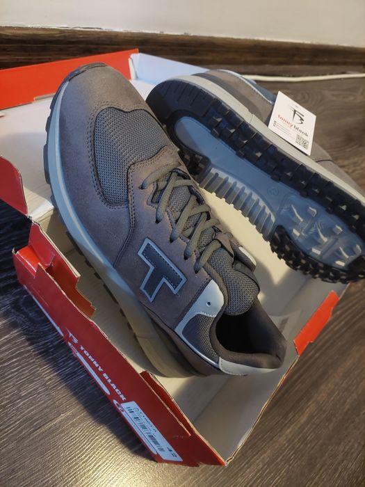 Adidașii Tonny Black Noi mărimea 42. Calitatea este foarte bună