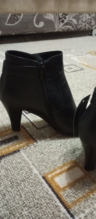 Новые каблуки не разу не носили