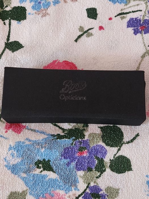 Ochelari de soare Boots Opticians,  etui.