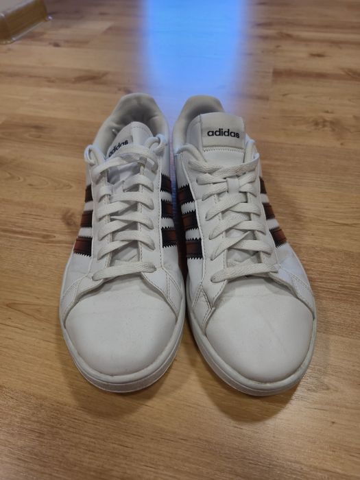 Бели обувки Adidas