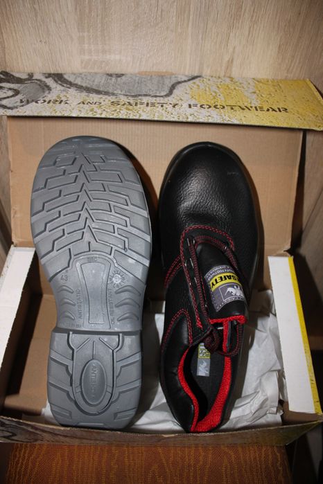 Продавам нови работни обувки(половинки и боти) . 19лв. чифта