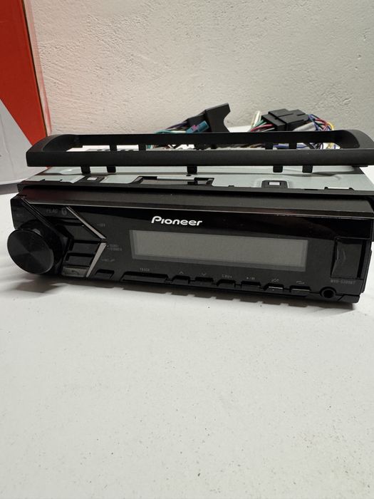 Pioneer MVH-300BT + Адаптер за волан за VW Touran, Golf, Passat