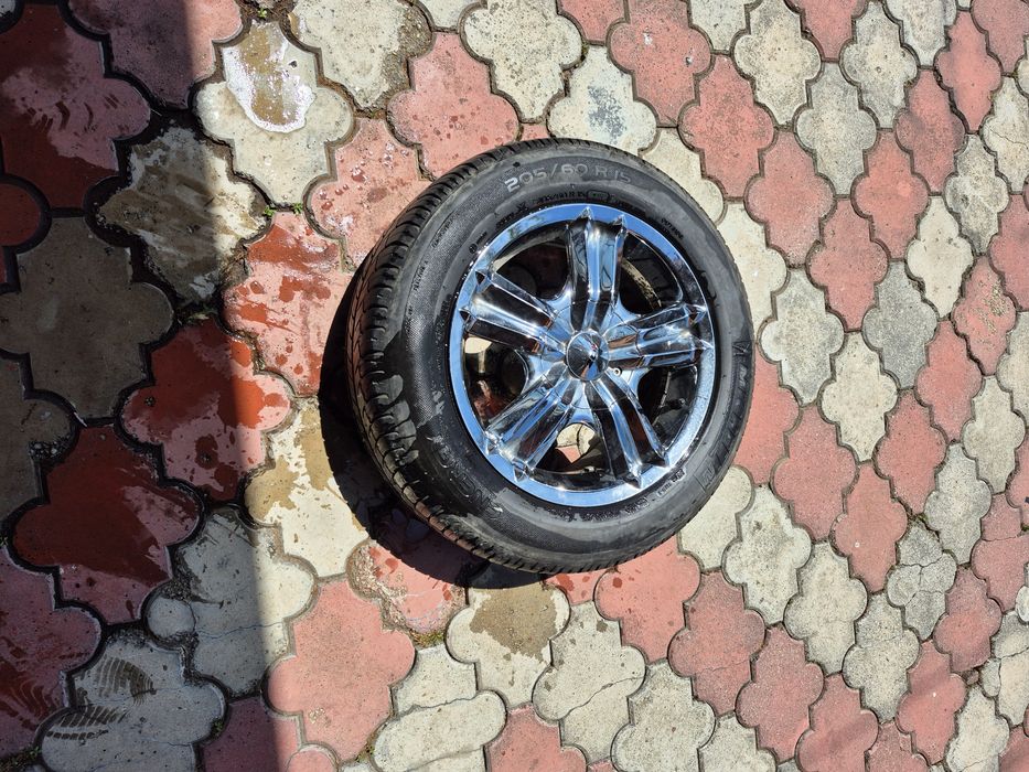 Vand set de roti aproape noi.