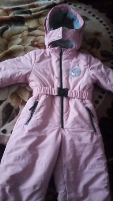 Продаю зимний комбинезон на девочку
