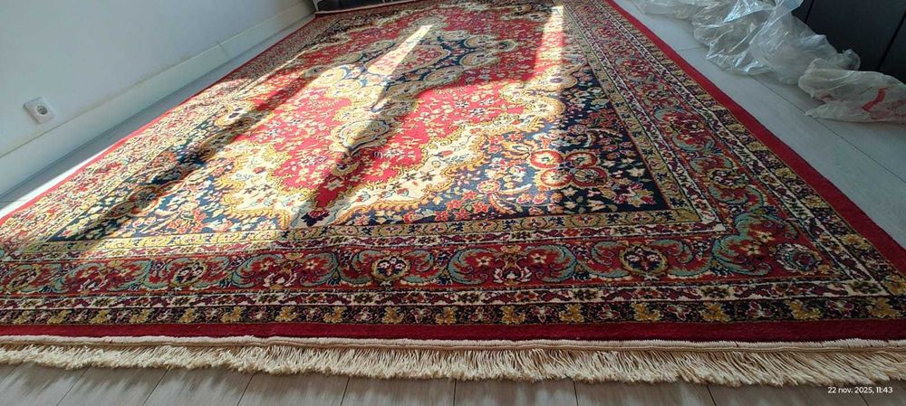 Covor din lana romanesc de 3,5m x 2,5 m Este nou, nefolosit. Are 19 kg