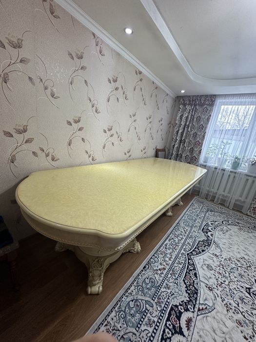 Продается стол деревянный