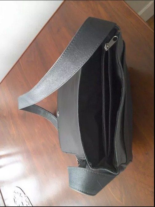 Ghete/botine și geantă gri-argintii cu aspect lucios, de ocazii